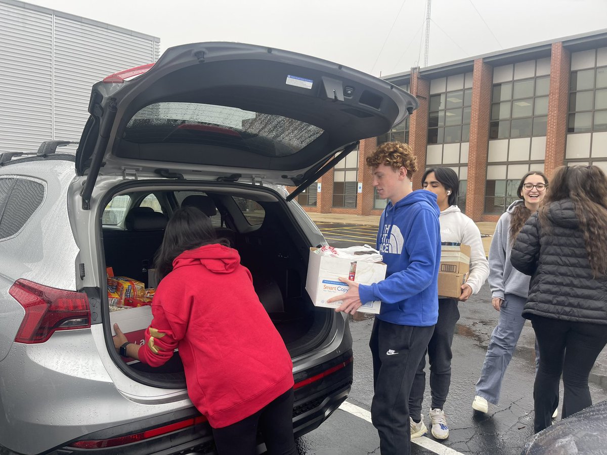 The National Spanish Honor Society at Sandburg teaming up with the Orland Park Food pantry to bring holiday meal essentials to those in need. We also raised $175 in fundraising efforts across our membership for the month of December. Mil gracias a todos 💕