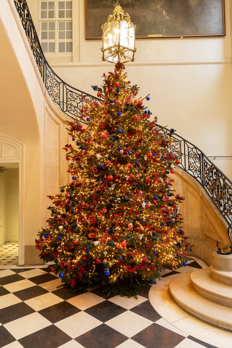 🎄 La sculpture aux couleurs et lumières de #Noël ✨ Venez découvrir le #sapin dans le hall et vivez en famille ou entre amis la magie des fêtes de fin d'année. Le musée vous offre une parenthèse chaleureuse et enchantée. À très vite 😊