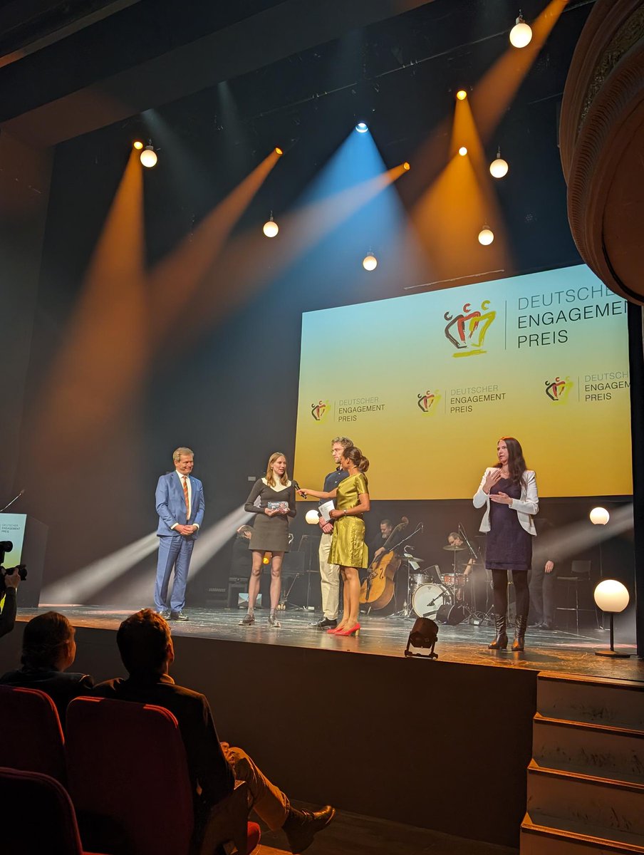 (1/2)🏆 <a href="/kopfsachen_/">Kopfsachen 💭</a> erhält den Deutschen Engagementpreis in der Kategorie "Chancen schaffen". Die Engagierten setzen sich für die psychische Gesundheit junger Menschen ein und informieren in Schulen über das wichtige - aber immer noch tabuisierte - Thema mental health!