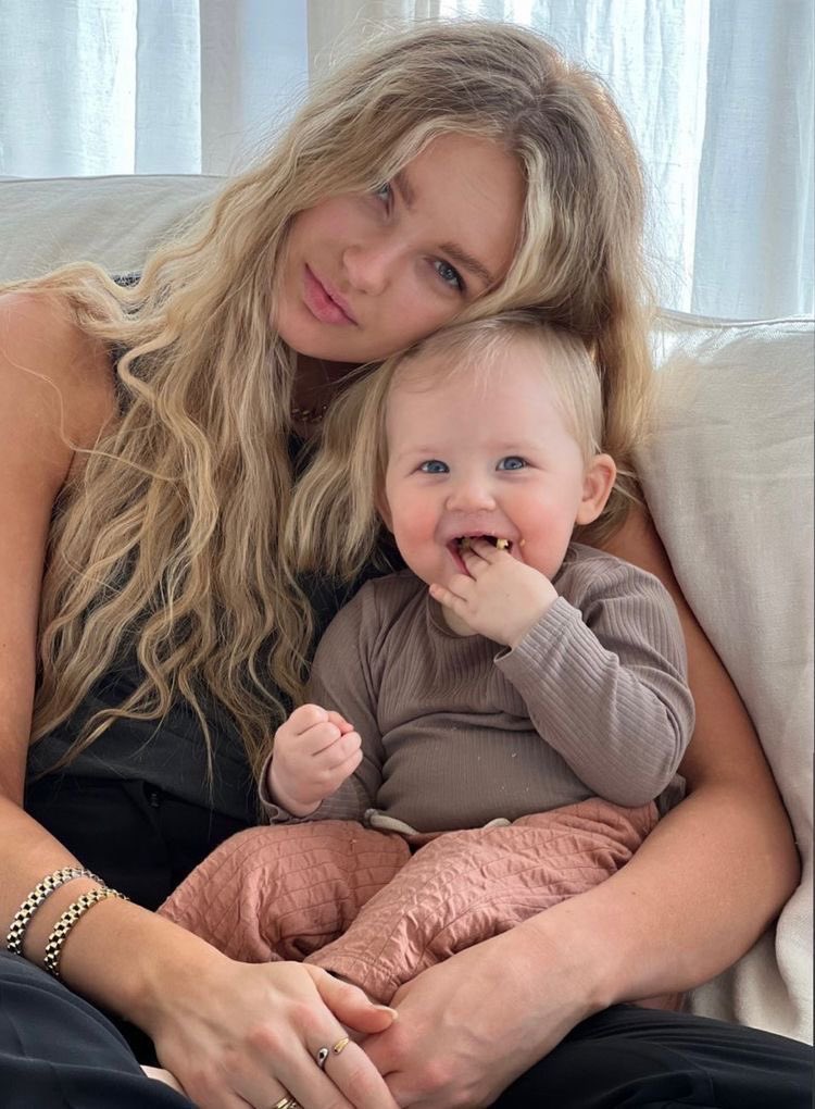 Feliz cumpleaños a mi mamá. Gracias por sacarme adelante a pesar de todo lo que te dolía. Te amo muchísimo y eres la mejor mamá que me pudo tocar.