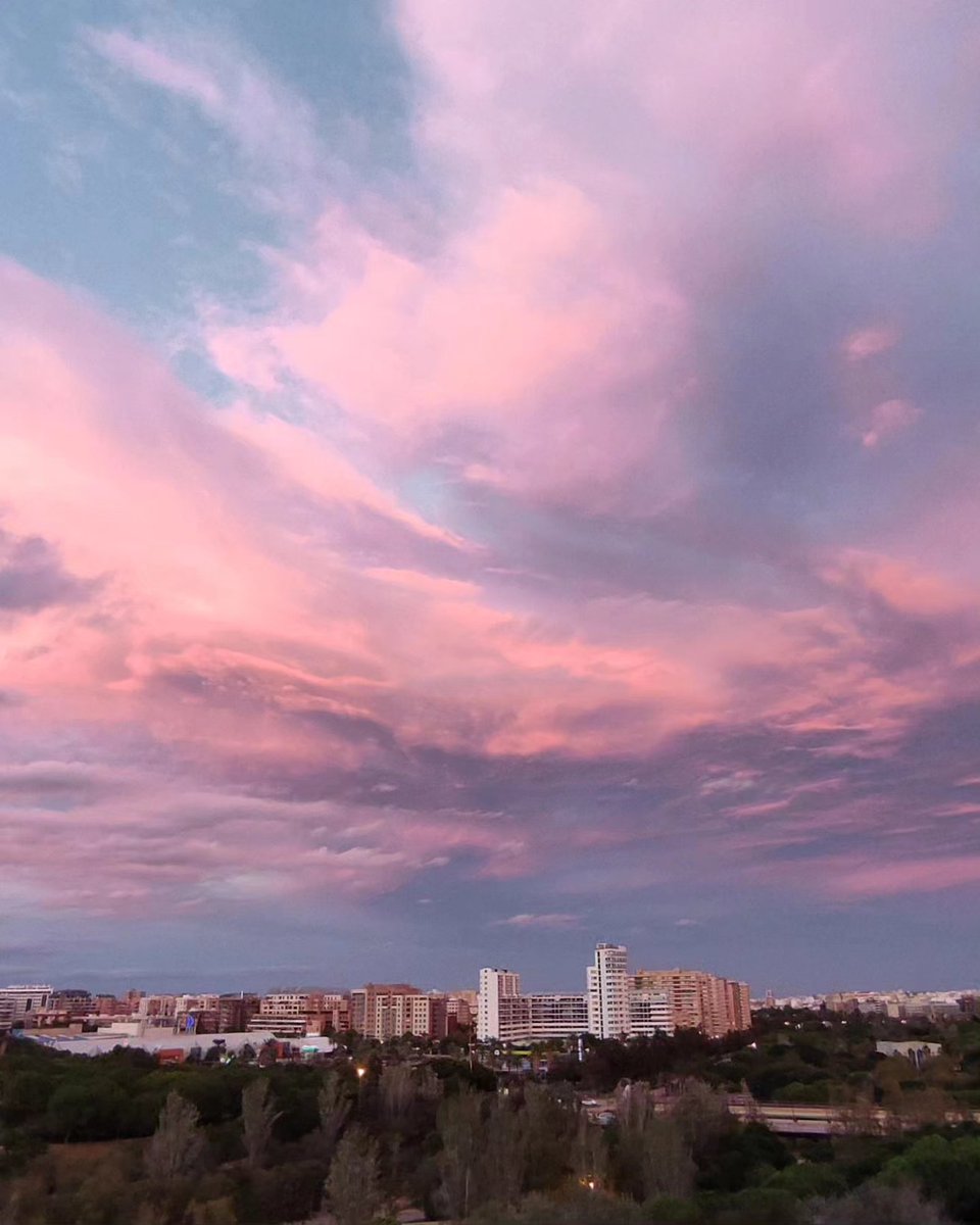 I love the sky 💕 Atardecer en rosa. Sunset in pink. #sunsetphotography #atardecer #skylovers #PhotographyIsArt Mis archivos 📸