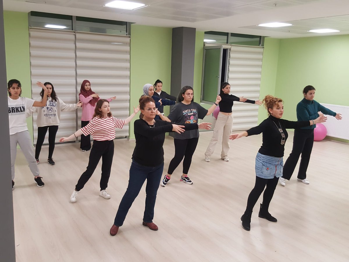 Pamukkale yurdunda halk oyunu kursu devam etmektedir.
<a href="/omer_ilman/">Ömer İlman</a> <a href="/vildanbasbug/">Vildan Basbug 🟢 🇹🇷</a> <a href="/GSB_Denizli/">Denizli Gençlik ve Spor İl Müdürlüğü</a>