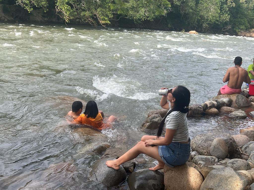 ElsyleonM7's tweet photo. Yo soñaba con estar aquí , tomarme una cerveza aquí con un buen vallenato ❤️ sentir el calor Del Valle https://t.co/hKqhfeg7XQ