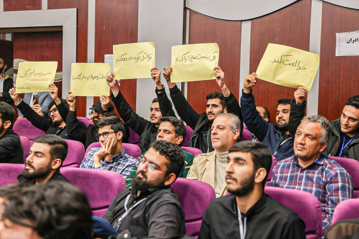 rezaolfati2's tweet image. خدا لعنت کند آن دست هایی که تلاش کرده اند و می کنند که قشر جوان و دانشگاه ما را #غیر_سیاسی کنند.
(مقام معظم رهبری)