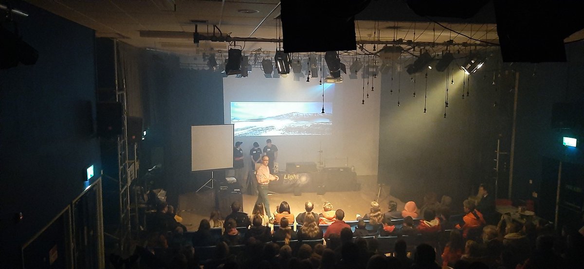 <a href="/TheLightExpress/">The Light Express</a> playing for <a href="/MountbattenSch/">The Mountbatten School</a> as part of <a href="/LightUpTrails/">Light Up Trails</a> celebrations. Thanks to <a href="/AstroPhysSoton/">Physics & Astronomy</a> and <a href="/PhotonicsHub/">The Future Photonics Hub</a> #STEM, #Photonicsoutreach