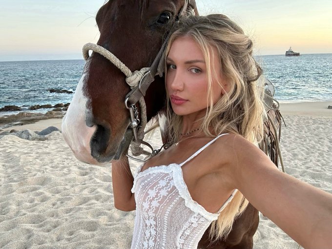 two of my favorite things 🐎🏝️ https://t.co/e8faYgt5tl