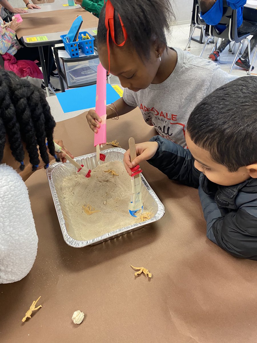 STEMTania's tweet image. Amazing #STEAM walk @ClarkdaleES today! Students were all engaged in critical thinking and collaboration while integrating multiple standards! From grade levels, to AU, SNPK, and specials… ALL were engaged in high quality STEAM learning. @ALDCOBB1 #DoingDrivesLearning