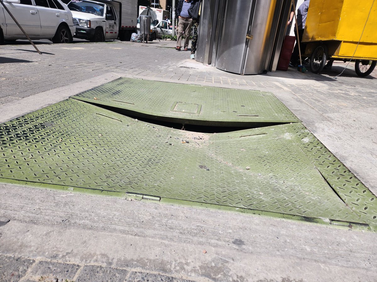 NdeFranciscoG's tweet photo. Todos los días nos encontramos con este tipo trampas para los peatones. Desde #elpoderdelax estamos trabando para que esto no se convierta se lo "normal" ¿quieren ser parte? https://t.co/U8k3h4gk84