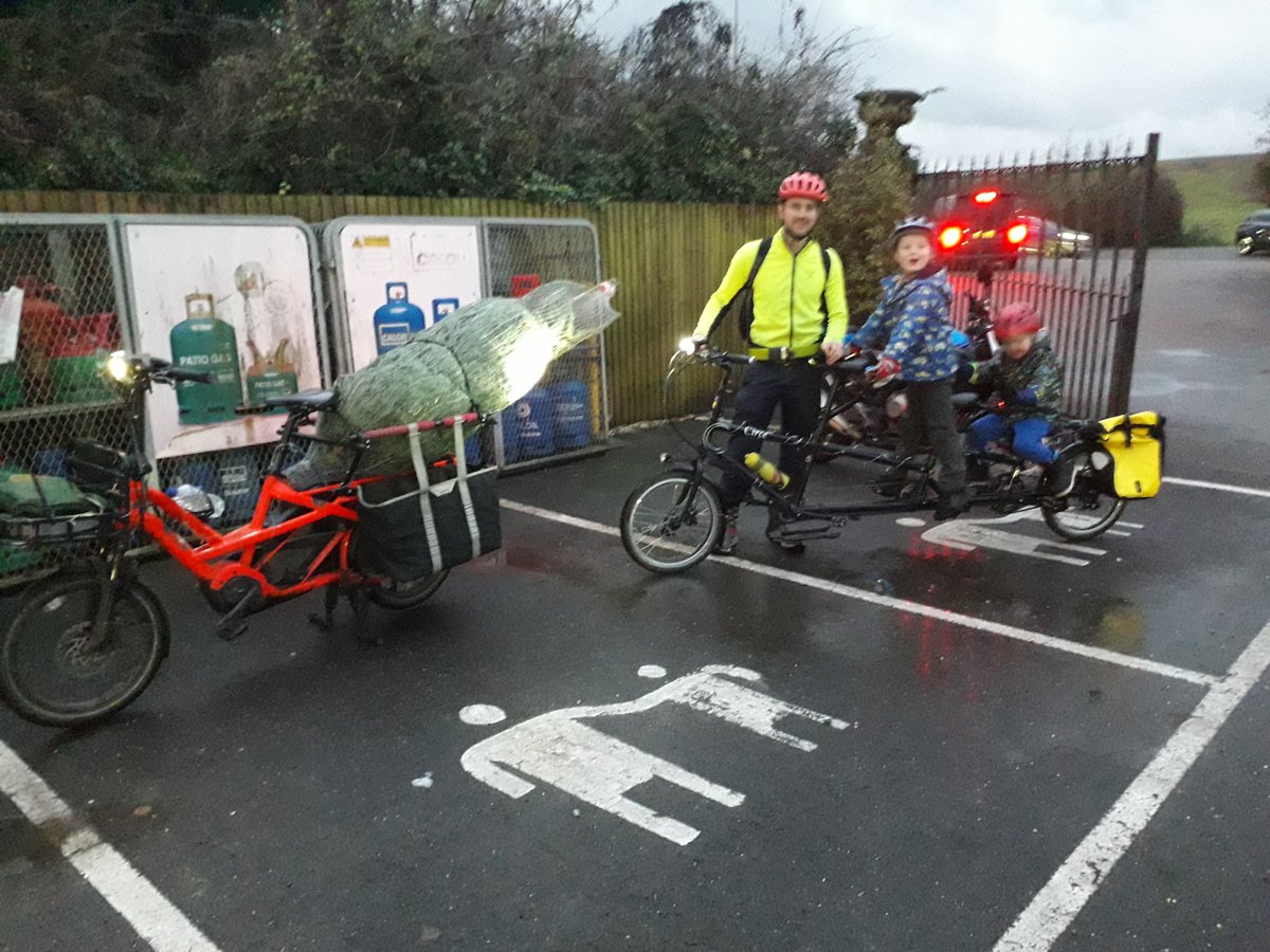 Wreath by bike? That's cute Kat. #TreeByBike <a href="/TernGSD/">TernGSD</a> <a href="/kidicalmassread/">KidicalMassReading</a> <a href="/readingcycle/">Reading Cycle Campaign</a>