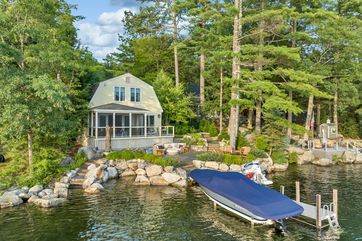 DowRealtyGroup's tweet photo. Welcome to your own slice of paradise on the shores of Lake Winnisquam! This beautiful retreat has some of the best westerly views and modern conveniences that will surely delight.

Property Details:
https://t.co/SXAwsMxCuz https://t.co/isAprWHQqD