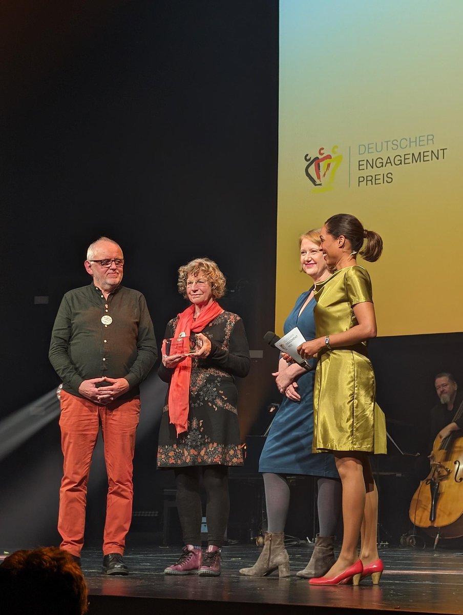Der Deutsche #Engagementpreis in der Kategorie "Demokratie stärken" geht an Mut machen - Steele bleibt bunt! Das Bürgerbündnis wird für seine Arbeit für eine offene und bunte Gesellschaft - und gegen rechte Aufmärsche in ihrem Stadtteil von <a href="/lisapaus/">Lisa Paus, MdB</a> ausgezeichnet.  🏳️‍🌈💪