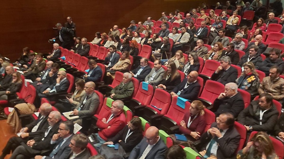 coesao_pt's tweet photo. No Fórum Regional da Indústria, em #Barcelos, organizado pela #ACIB, ao lado dos empresários que contribuem para o desenvolvimento das nossas regiões. Os fundos 🇪🇺 estão e vão continuar ao serviço da economia 🇵🇹, aumentando a competitividade e internacionalização das empresas. https://t.co/MjuoijZsdY