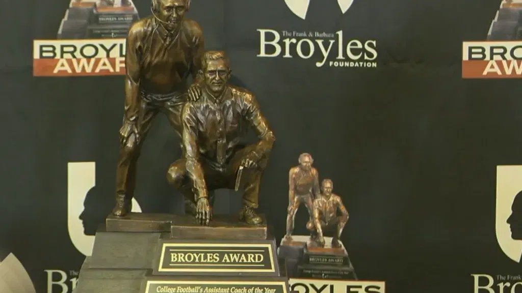 The winner of the 2023 Broyles Award is being announced during an award ceremony at the Statehouse Convention Center in Little Rock. WATCH LIVE: katv.com/sports/content… | #arnews