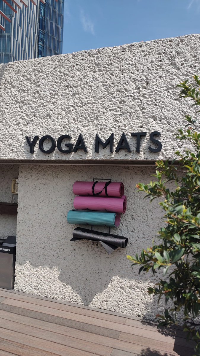 ¿🧘‍♀️🧘‍♂️ 𝗦𝗮𝗯í𝗮𝘀 𝗾𝘂𝗲 𝗰𝗼𝗻𝘁𝗮𝗺𝗼𝘀 𝗰𝗼𝗻 𝗬𝗼𝗴𝗮 𝗠𝗮𝘁𝘀? Están disponibles en nuestro Roof Garden, sin costo adicional para todos los huéspedes, así que elige tu spot favorito y disfruta una sesión de yoga sensacional. ¡Te esperamos pronto! #estásdondedebesestar