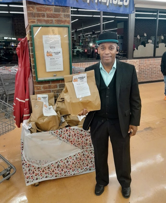 We are so grateful that so many of our amazing customers purchased donation bags! 🫶 Pastor Crain came by and picked up the bags for his church, The New Testament Christian Church. Thank you all again for giving back during the holiday season!