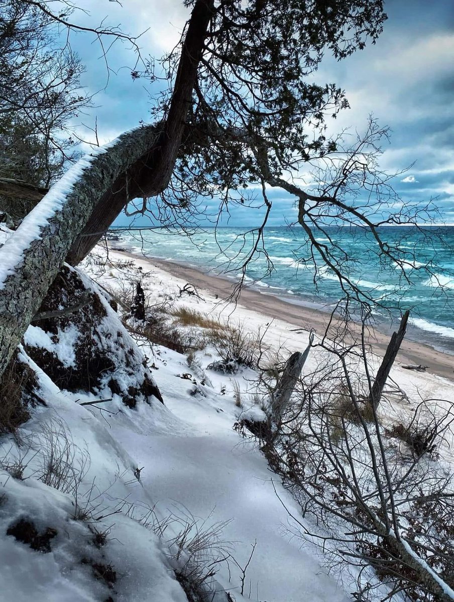 Winter has arrived at Lake Michigan ❄️