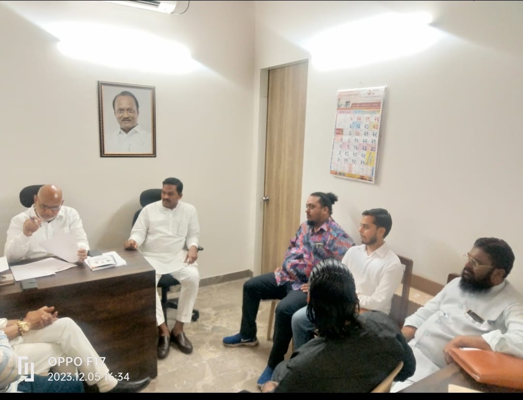 ml_qureshi's tweet photo. आज राष्ट्रवादी काँग्रेस पार्टी प्रदेश कार्यालय मुंबई येथे राज्यप्रमुख ईद्रीस नाईकवडी साहेब व प्रदेश कार्याध्यक्ष वसीम बुऱ्हाण व पदाधिकारी  संघटनात्मक च��्चा करताना https://t.co/5rRyL9qmml