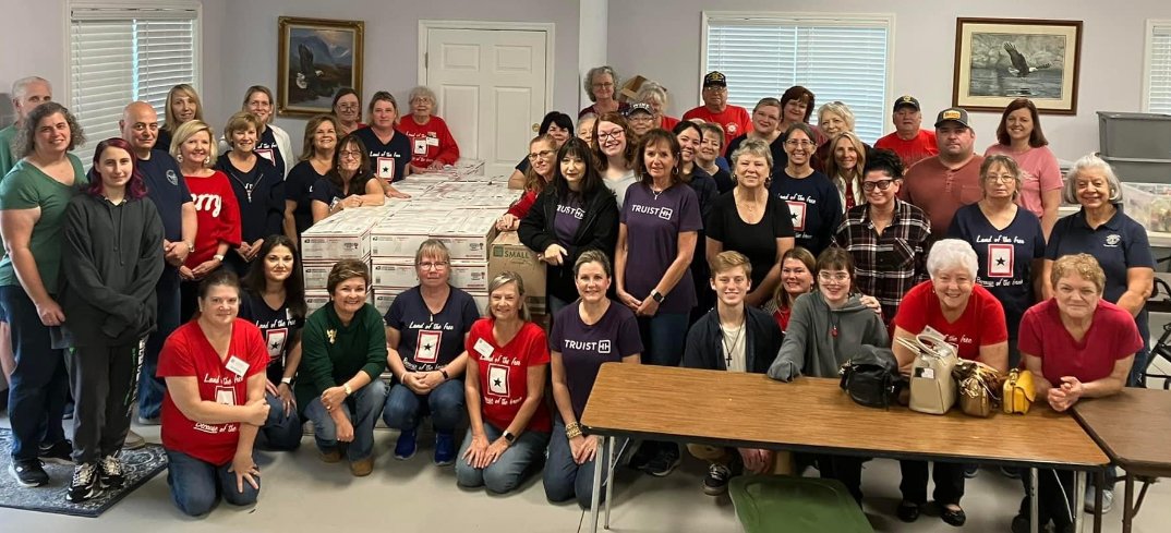 SocasteeHS's tweet photo. Thank you to Coach Shoemaker &amp; the SHS students that wrote over 300 letters to soldiers overseas for the Holidays. The letters were put in Christmas Hero Boxes this past weekend by the Blue Star Mothers of Coastal Carolina and American Legion Post 40. #GoldBlooded https://t.co/t61LyR0das