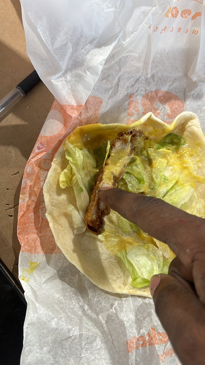 StandUpGuy0's tweet photo. @BurgerKing wtf is this yall gave me 2 of theses little chicken wraps come on now messed up my whole lunch break for this foul as hell and had me wait extra time after my mobile order https://t.co/2EnmcrldVj