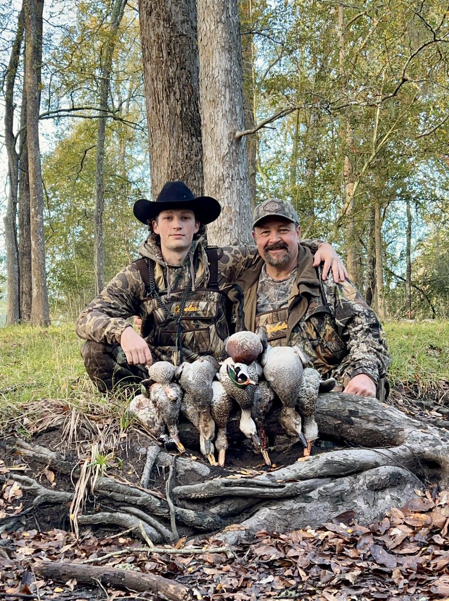 SHughes2020's tweet photo. Spending Sunday morning with our youngest, doing what we love was a blessing. Making quick work of a 2 man limit, a bonus. #ranchlife #eastexas #fallyall https://t.co/Vmq6bqoUyY