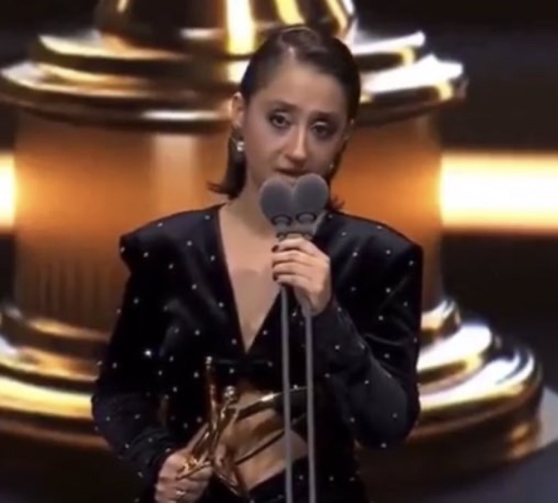 Bu kadını seyreden, alkışlayan herkes bu kadının sözlerinin ortağıdır.