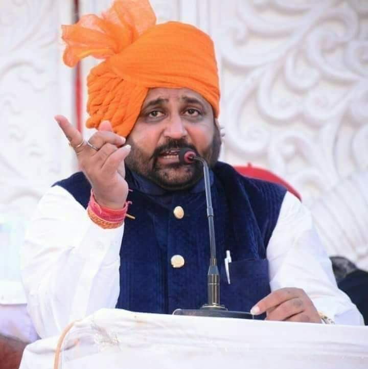 BishnoiSamaj029's tweet photo. 36 कौम को अपना परिवार मानने वाले सुखदेव सिंह गोगामेड़ी की आत्मा को शांति प्रदान करे
शत शत नमन 💐😓
#SukhdevSinghGogaMedi
#सुखदेव_सिंह_गोगामेडी
#सुखदेव_सिंह_गोगामेड़ी
#JusticeForSukhdev
#राजस्थान_बंद https://t.co/49xQdKgyCf