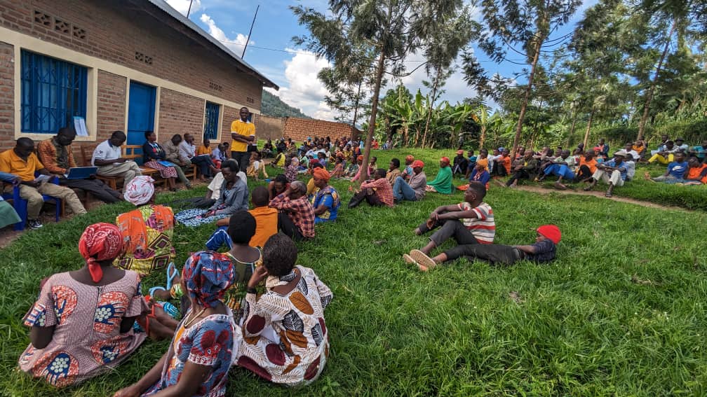 GatundaH's tweet photo. Uyu munsi muri gahunda yo kwegereza abaturage amakuru y'ubuvuzi, twaganirije abaturage bo mu tugari twa Nyakiga mu murenge wa Karama, Nyamikamba muri Gatunda na Bayigaburire muri Katabagemu mu inteko z'abaturage aho twaganiriye ku kwita ku buzima bw'umubyeyi n'umwana,...1/2 https://t.co/0IcOaKtGXr