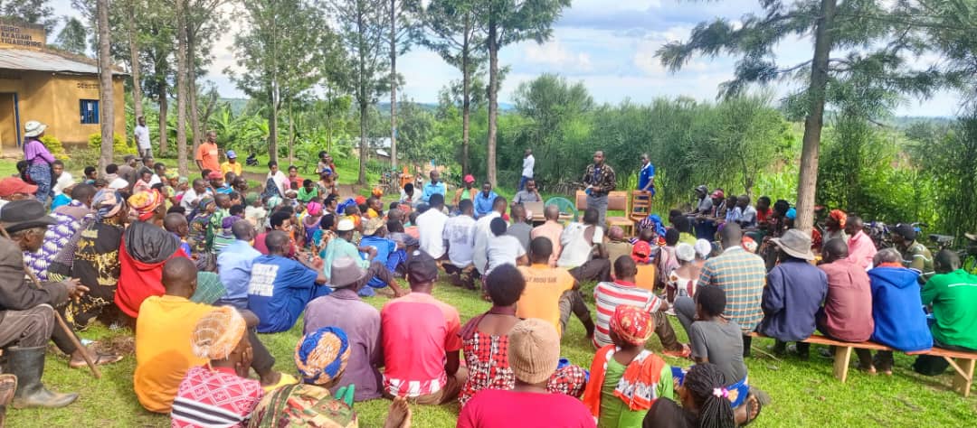 GatundaH's tweet photo. Uyu munsi muri gahunda yo kwegereza abaturage amakuru y'ubuvuzi, twaganirije abaturage bo mu tugari twa Nyakiga mu murenge wa Karama, Nyamikamba muri Gatunda na Bayigaburire muri Katabagemu mu inteko z'abaturage aho twaganiriye ku kwita ku buzima bw'umubyeyi n'umwana,...1/2 https://t.co/0IcOaKtGXr