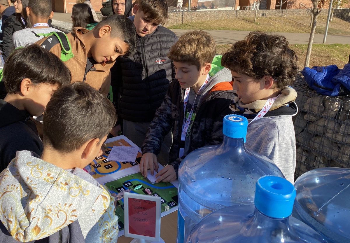 inscanoriac's tweet photo. 19 experiències sobre #efectes #causes i #solucions de l’escalfament global. 300 nens i nenes de primària gaudint d’una mostra científica al carrer amb #passaportcientífic inclós. Veïns i veïnes encuriosides. Una cuina solar, un espai d’ARTivisme… Som la real #CIMERACLIMÀTICA https://t.co/JHjgpeau49