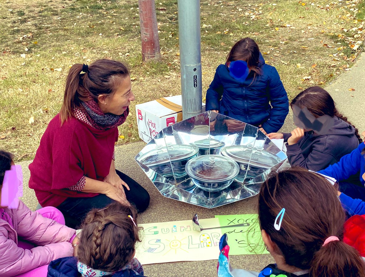 inscanoriac's tweet photo. 19 experiències sobre #efectes #causes i #solucions de l’escalfament global. 300 nens i nenes de primària gaudint d’una mostra científica al carrer amb #passaportcientífic inclós. Veïns i veïnes encuriosides. Una cuina solar, un espai d’ARTivisme… Som la real #CIMERACLIMÀTICA https://t.co/JHjgpeau49