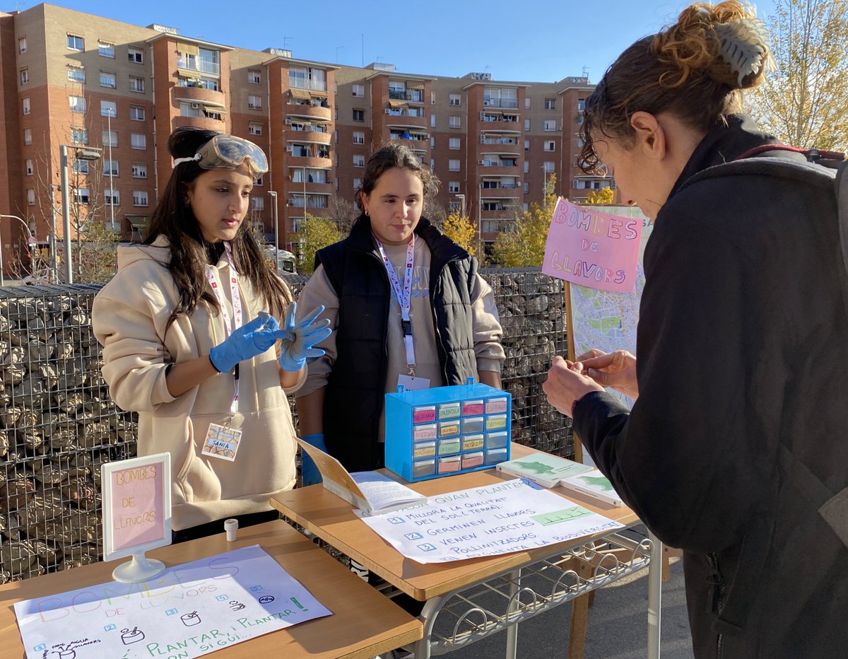 inscanoriac's tweet photo. 19 experiències sobre #efectes #causes i #solucions de l’escalfament global. 300 nens i nenes de primària gaudint d’una mostra científica al carrer amb #passaportcientífic inclós. Veïns i veïnes encuriosides. Una cuina solar, un espai d’ARTivisme… Som la real #CIMERACLIMÀTICA https://t.co/JHjgpeau49