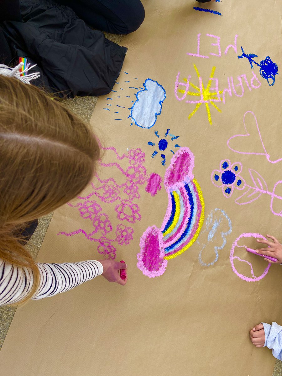 inscanoriac's tweet photo. 19 experiències sobre #efectes #causes i #solucions de l’escalfament global. 300 nens i nenes de primària gaudint d’una mostra científica al carrer amb #passaportcientífic inclós. Veïns i veïnes encuriosides. Una cuina solar, un espai d’ARTivisme… Som la real #CIMERACLIMÀTICA https://t.co/JHjgpeau49