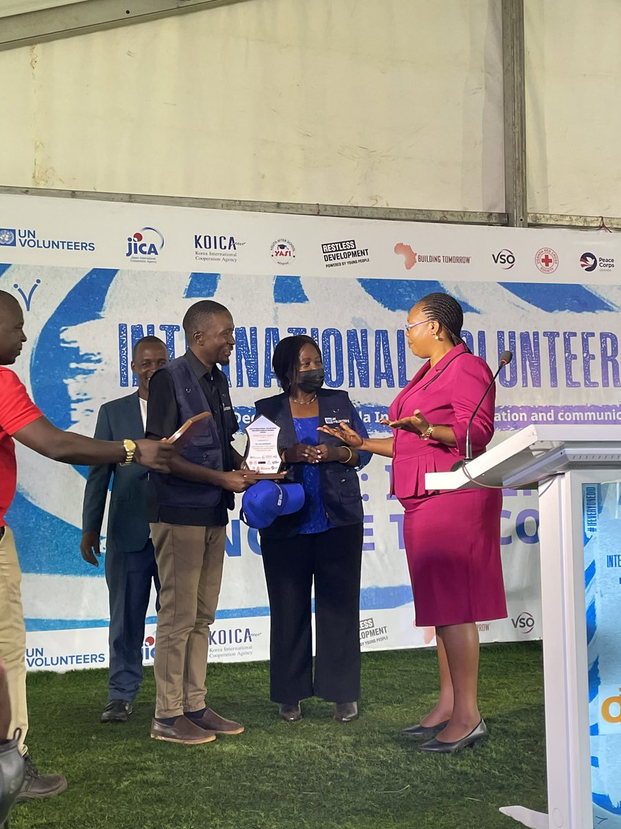 @unv_uganda @UNDP @UNDPUganda @UNVolunteers In #Uganda🇺🇬, #volunteers got on the ground for community cleaning during this year's International Volunteer Day. A ceremony to honor volunteers was also hosted by @HonSarahMateke, Minister of State for Youth & Children Affairs & @SheilaNgatia Dep. Resident Rep. @UNDPUganda.