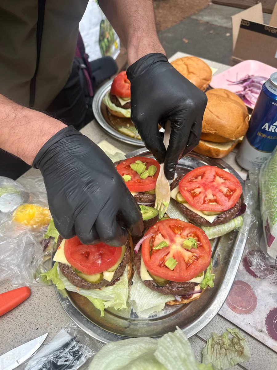 Накормить друзей вкуснючими бургерами на пикнике - бесценно.