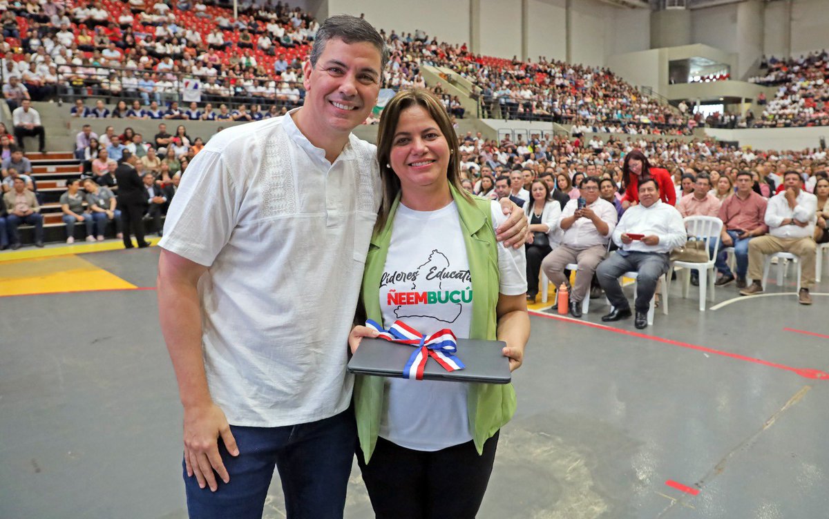 SantiPenap's tweet photo. Entregamos 5000 tablets a docentes de todo el país como parte de nuestro compromiso de brindarles las herramientas necesarias para fortalecer sus capacidades y generar las condiciones para que puedan entregar una mejor educación a nuestros niños y adolescentes. #GobiernoDelParaguay