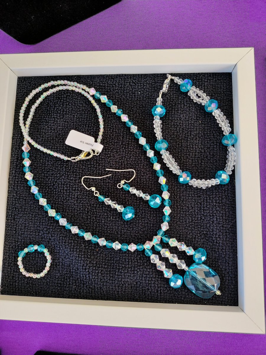 Called 'Frozen Ice', this set is perfect for the holidays! #handmadejewelry #smallbusiness #jewelry #beading