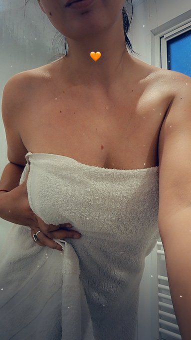 Je t'emm&egrave;ne a la sortie de douche ? Et rien que pour toi ... J'ai vir&eacute; la serviette 🔥🔥💦  Les fans ont<a href="/tag/universitescamgirl"class="tags"><span>#universitescamgirl</span></a>