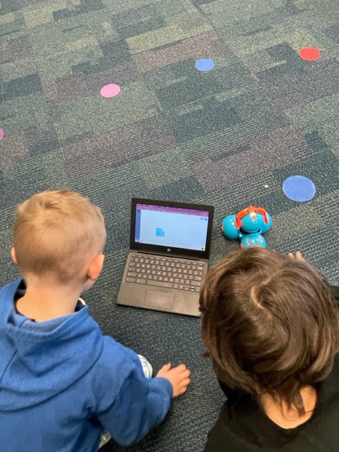 FTSMustangs's tweet image. Learning to Code in Media Class with Dash the Robot! #warrencountyschools #21stcenturyskills #studentscoding #STEAM