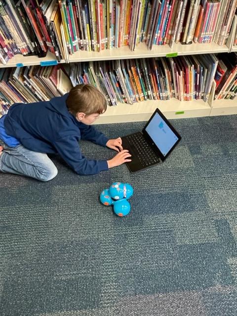 FTSMustangs's tweet image. Learning to Code in Media Class with Dash the Robot! #warrencountyschools #21stcenturyskills #studentscoding #STEAM