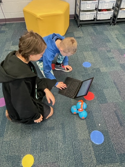 FTSMustangs's tweet image. Learning to Code in Media Class with Dash the Robot! #warrencountyschools #21stcenturyskills #studentscoding #STEAM