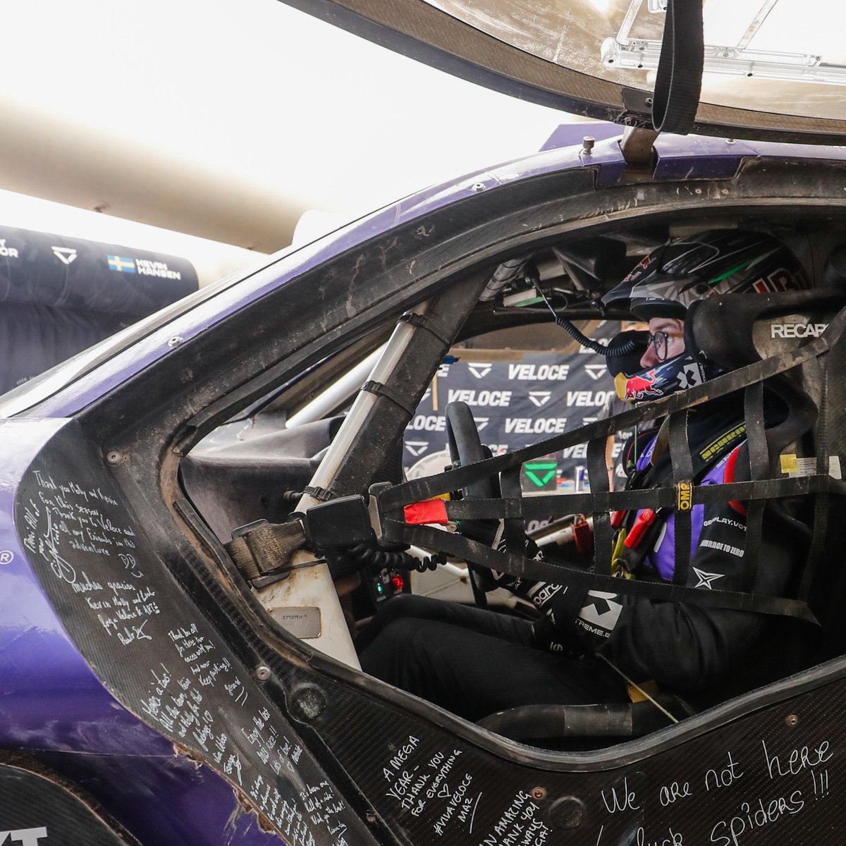 fiaextremeh's tweet photo. 💜 TEAM EFFORT 💜

Some messages left from the @Veloce_Racing team for @molly_rally and @kevinhansen71 before Sunday's Grand Final 🫶

#CopperXPrix https://t.co/37WgJgsC86