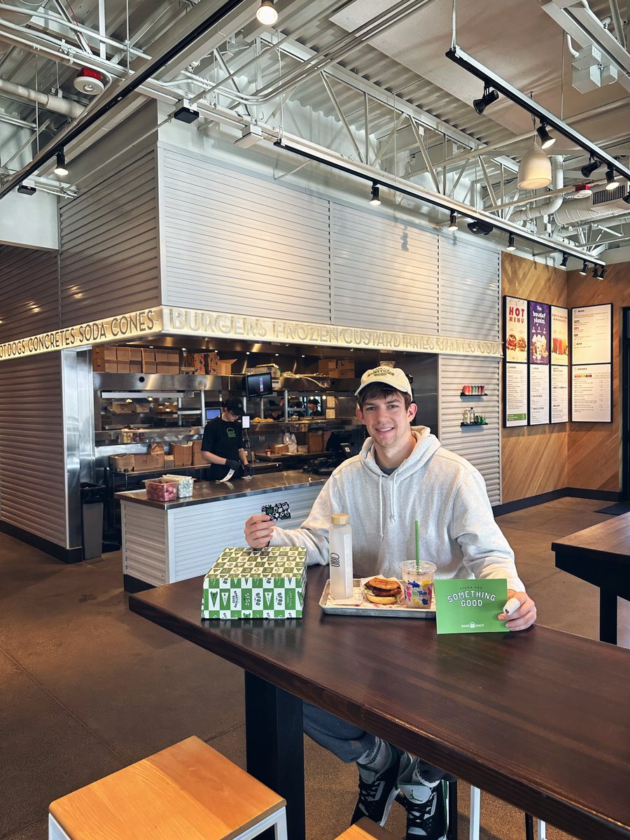 I’m hosting a Donation Day at Shake Shack University Village on Wednesday, December 6th to help raise money for the Seattle Children's Hospital! Mention my name at checkout, or use code DONATE25 online, and 25% of your meal purchase will go back to @seattlechildrens.