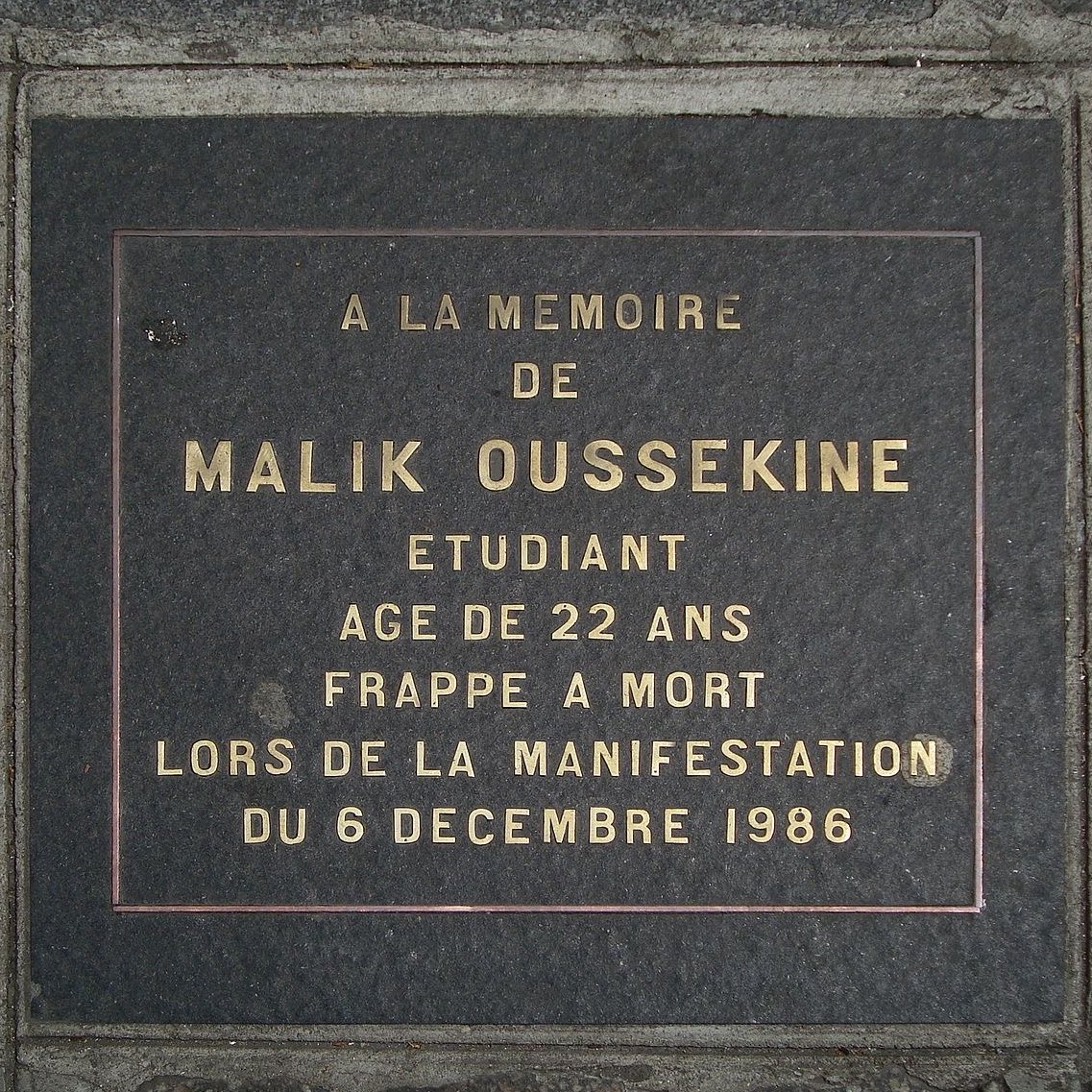 gThomasAlves's tweet photo. Le 05 décembre 1986, Malik #Oussekine se faisait abattre par la police de Pasqua. En 37 ans rien n’a changé, les mêmes sont tués par la police. Sans raison.

Aujourd’hui nous leur rendons hommage 🕊️ https://t.co/68RdkVEQJ4