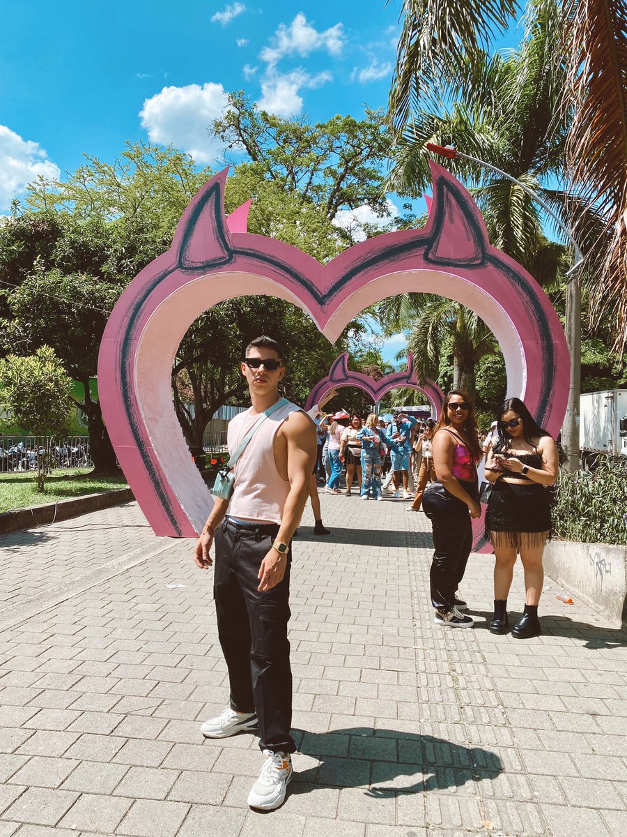 Sergiog91's tweet photo. Bichota season #MSBFest 🎠🎡🩷🩵 https://t.co/USQKxYp99e