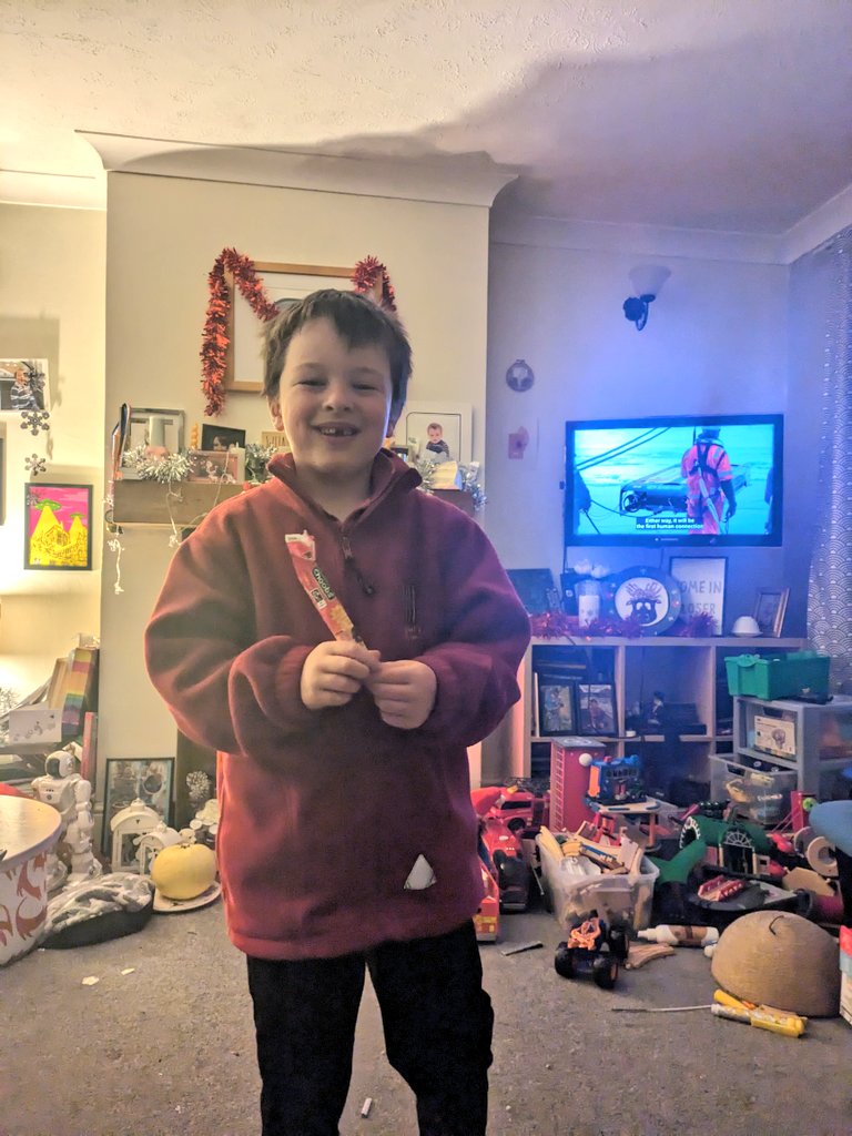 Henry (6) watching <a href="/thehistoryguy/">Dan Snow</a> find the endurance! He's obsessed with Dan's history programmes 💗 <a href="/HistoryHit/">History Hit💥</a>