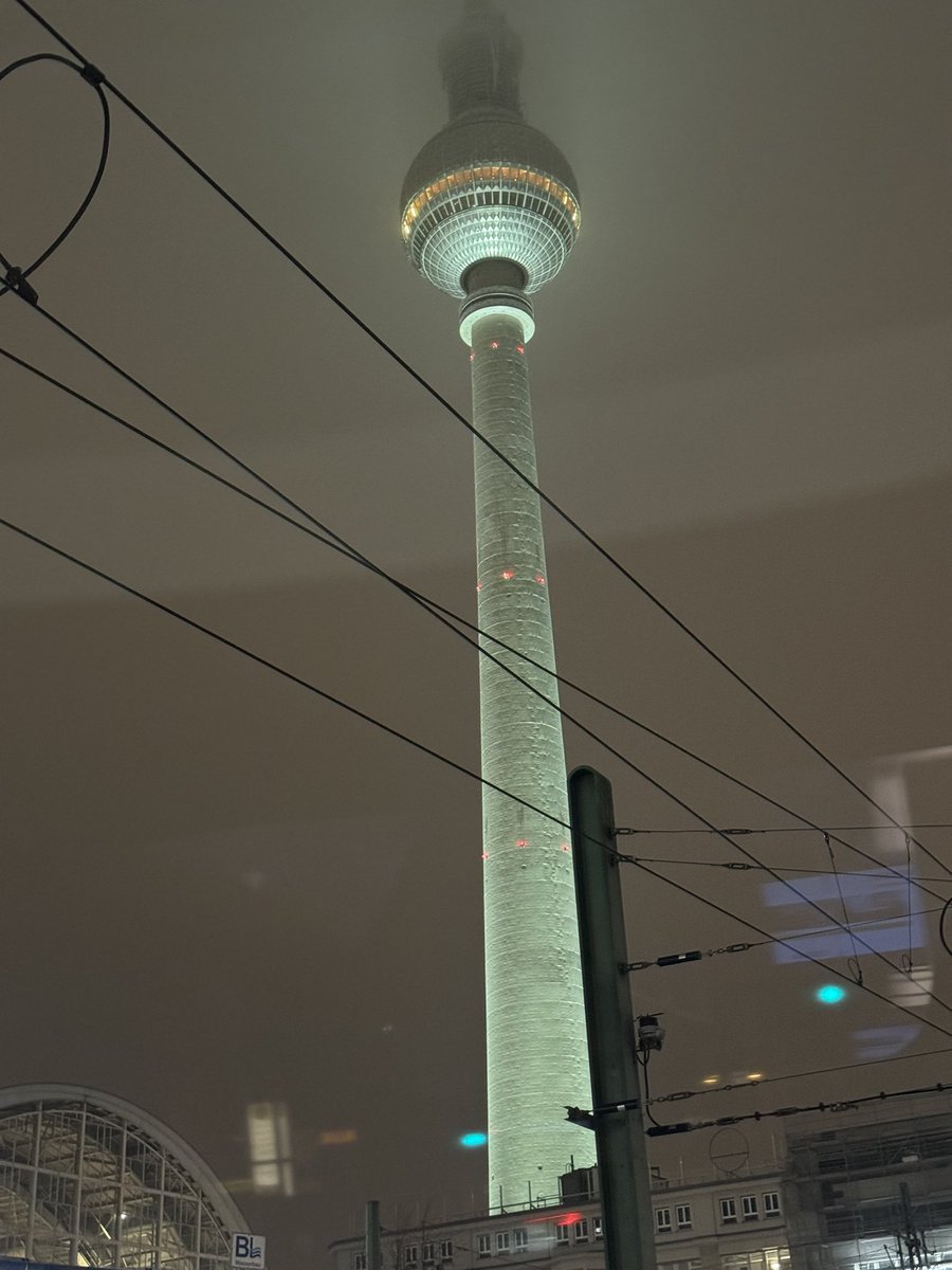 Der Telespargel hält sich etwas bedeckt #weilwirdichlieben #bvg #berlin #berlincity #mitte #alexanderplatz #fernsehturm