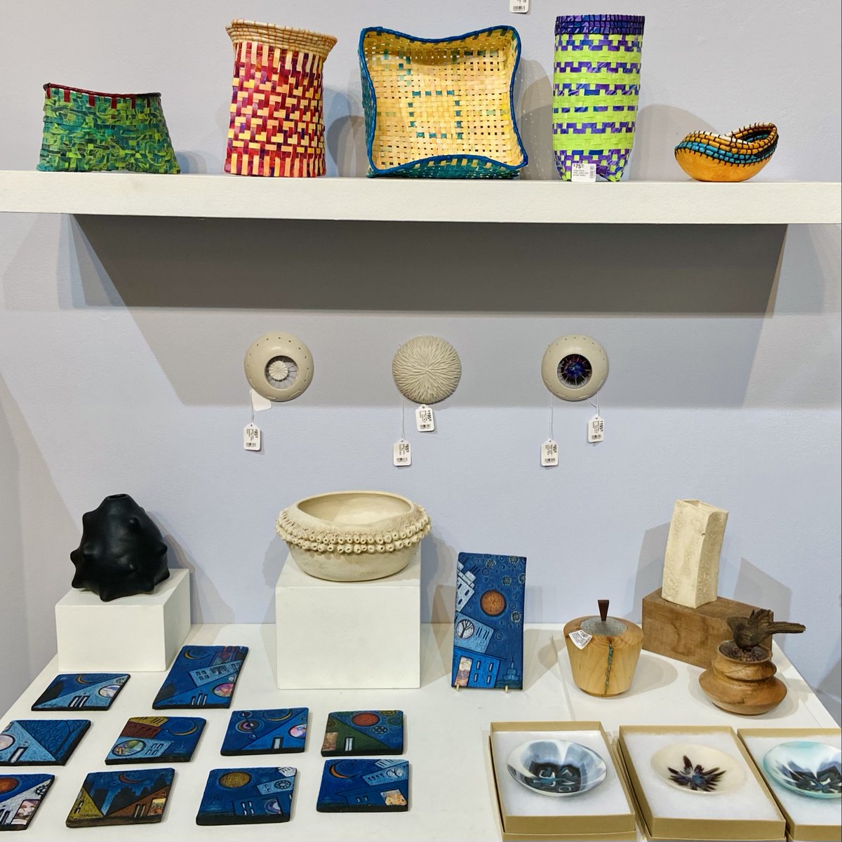 If you're searching for unique holiday gifts, consider #art from the <a href="/DetArtistsMkt/">DetroitArtistsMarket</a>. This year, "Art for the Holidays" showcases original artwork, holiday décor, and other artisan goods from over 100 local artists. bit.ly/3QTVbI2 @Ttuomaala #shopsmall