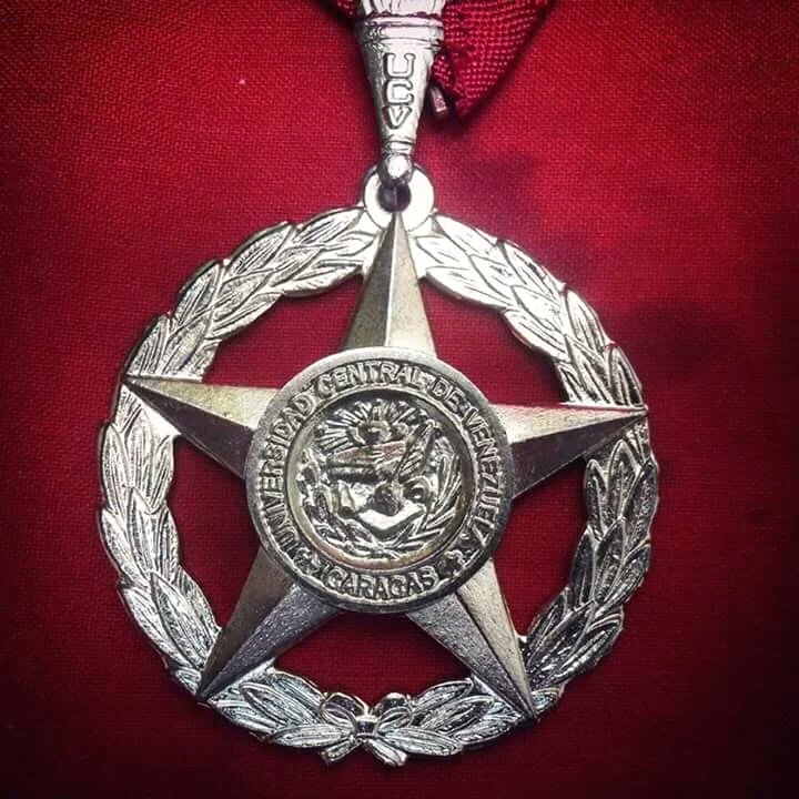 🇻🇪 Profesor Universitario ayer, hoy y siempre.

Feliz día del profesor universitario. 🎓