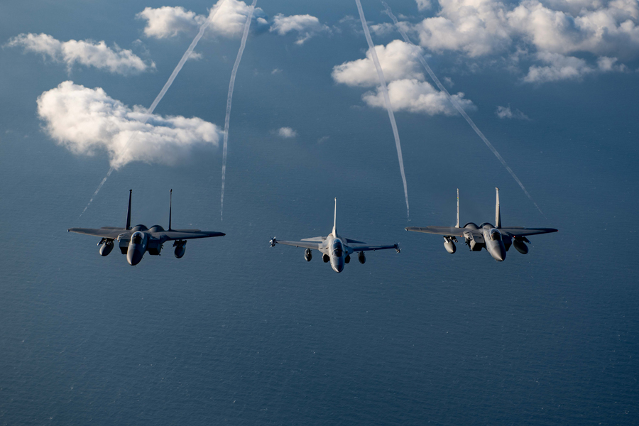 #photooftheday
aerotechnews.com/photoarchive/ 
A Philippine air force FA-50 flies alongside two U.S. Air Force F-15C Eagles over the South China Sea, Nov. 21, 2023. Bilateral training and cooperation with Philippine air force counterparts enhances the ...