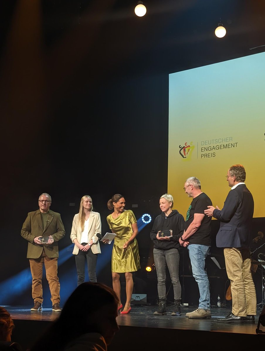 🏆 Um ein Zeichen der Versöhnung der Wertschätzung für die Vielfalt des Engagements zu setzen, vergeben wir den Publikumspreis 2023 an die zwei Projekte mit den meisten Stimmen: An Simone Schmidt von der Rehkitzhilfe Franken und an die Jägerschaft Verden! (1/2)